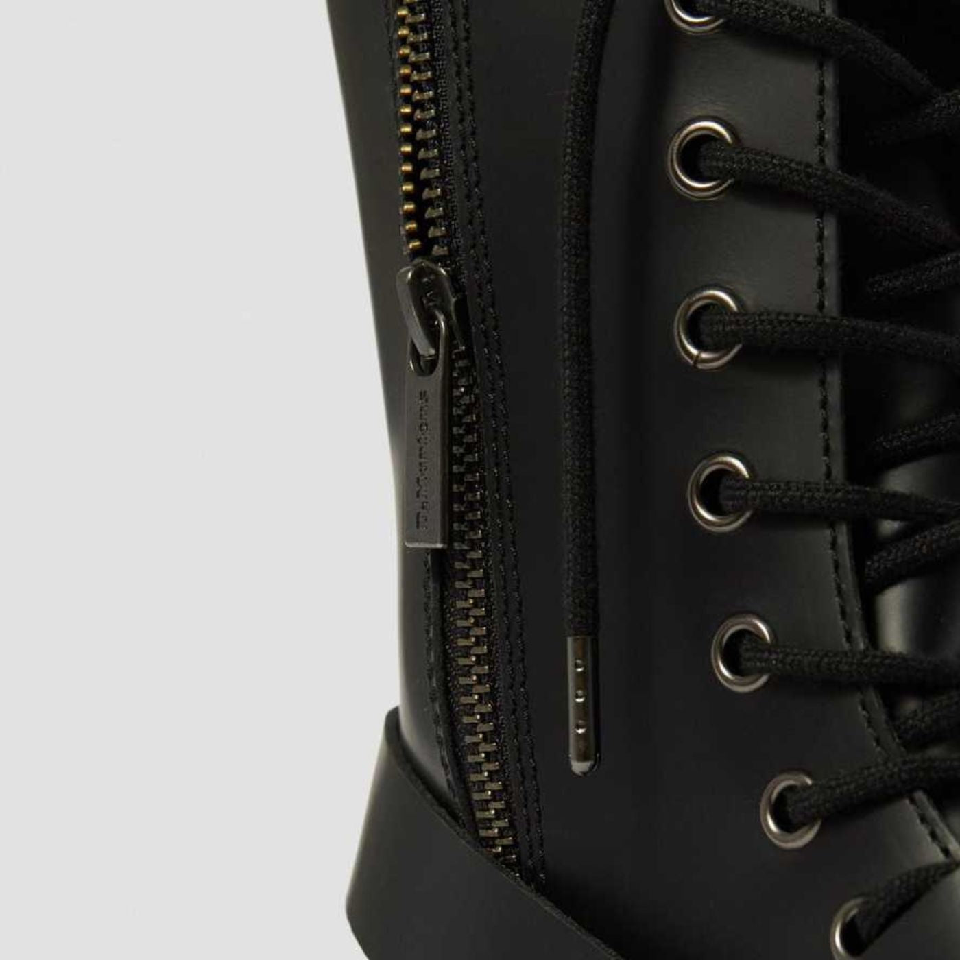 Botas de mulher Dr. Martens Jadon Plataforma com Tachas em preto