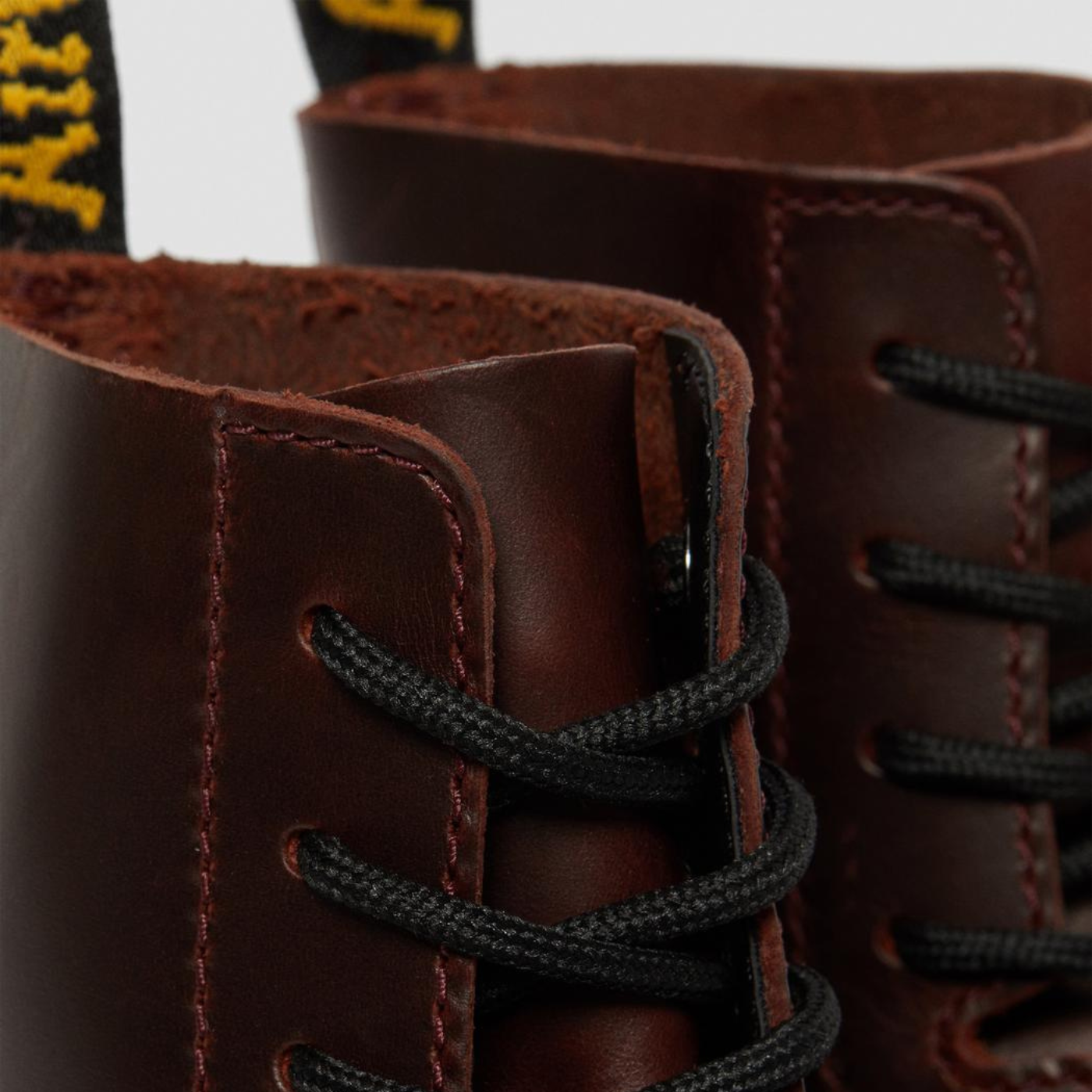 Bota de Mulher Dr. Martens Audrick Charro Brando com Plataforma em Vermelho