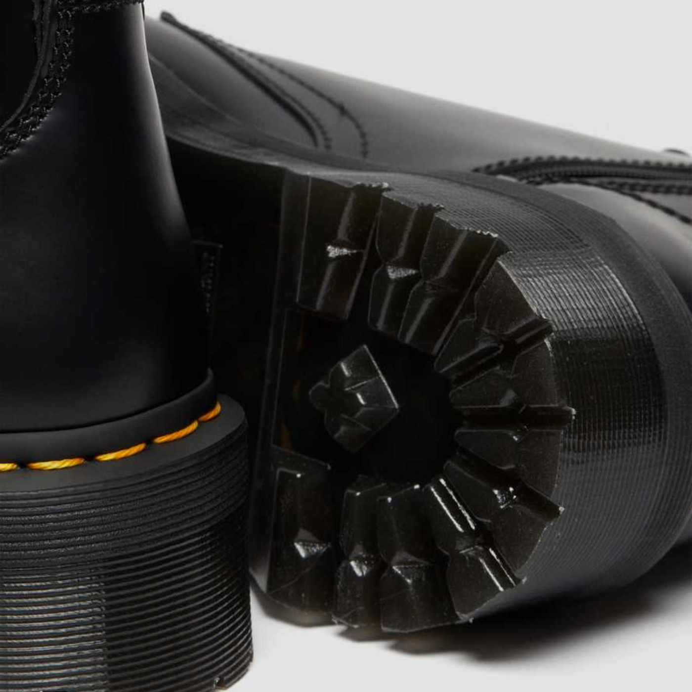 Bota de mulher Dr. Martens Jadon em Preto